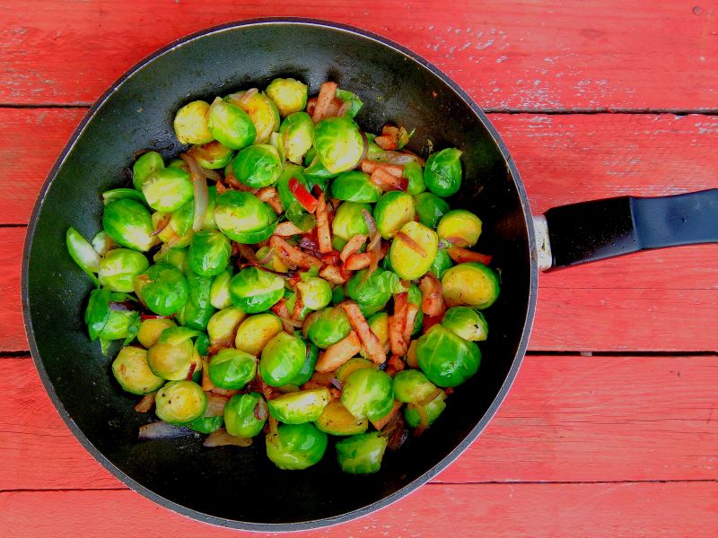 Brukselka z boczkiem i cebulą