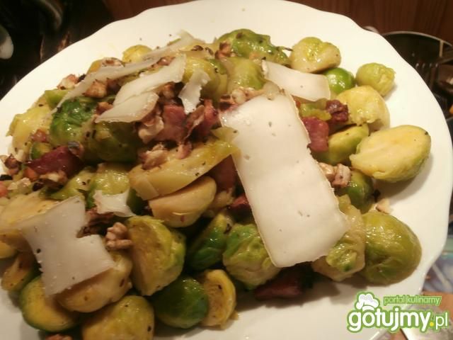 Brukselka z boczkiem i orzechami