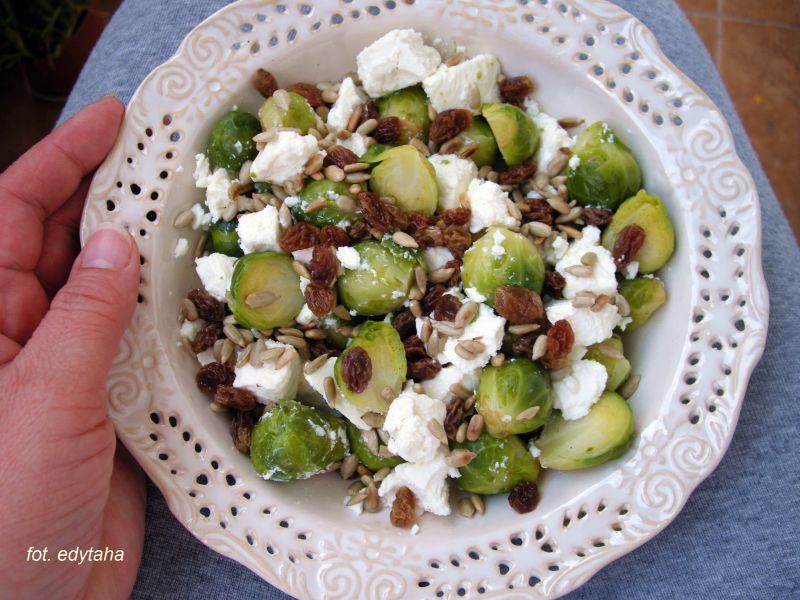 Brukselka z rodzynkami i serem feta