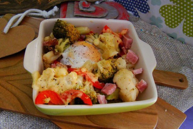 Brukuły i kalafior w zapiekance z jakiem i serem 