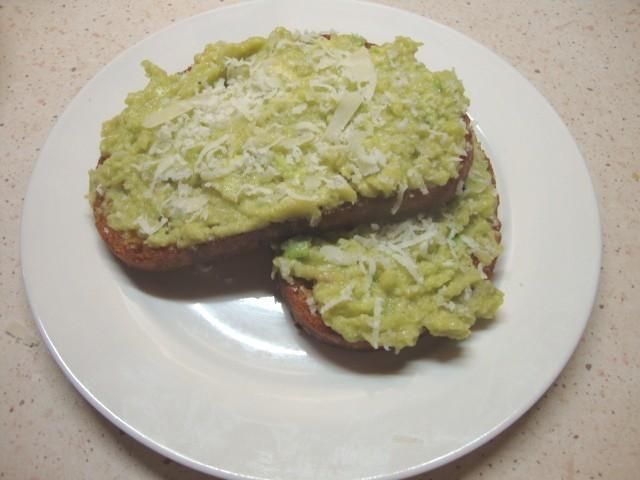 Bruschetta z awokado i parmezanem
