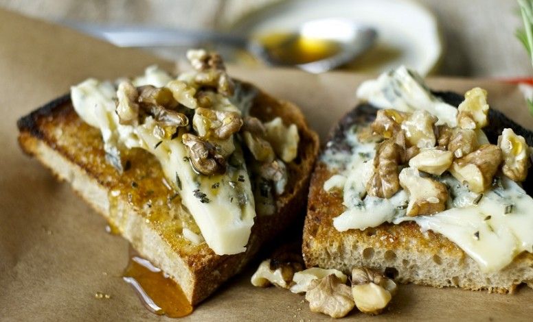 Bruschetta z gorgonzolą i orzechami włoskimi