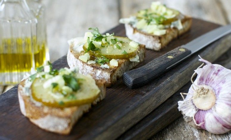 Bruschetta z gorgonzolą i podsmażoną gruszką Bruschetta z gorgonzolą i podsmażoną gruszką