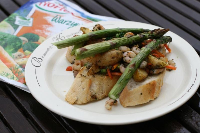 Bruschetta z grillowanymi szparagami i krewetkami Bruschetta z grillowanymi szparagami i krewetkami