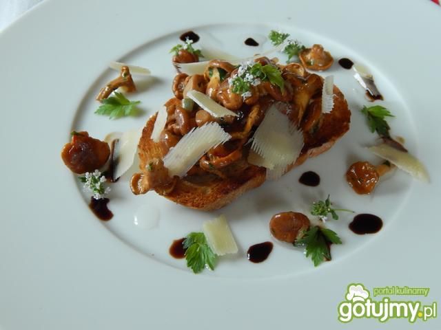 Bruschetta z kurkami i lubczykiem