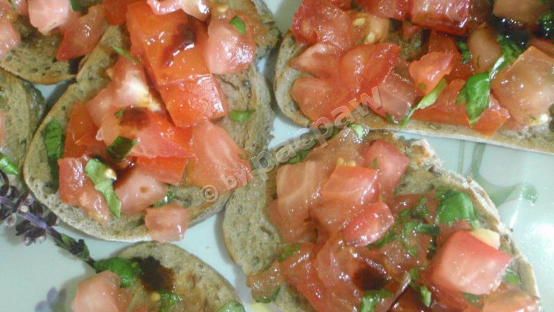 Bruschetta z miksem bazyliowym Bruschetta z miksem bazyliowym