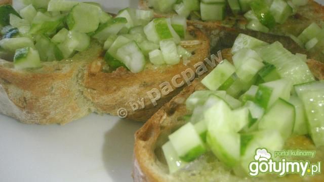 Bruschetta z ogórków małosolnych
