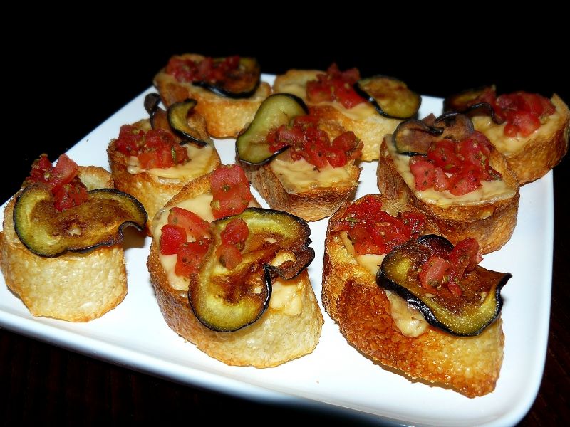 Bruschetta z pomidorami i chipsami z bakłażana 
