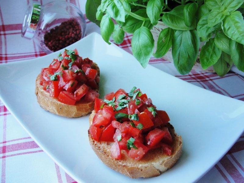 Bruschetta z pomidorami i czosnkiem Bruschetta z pomidorami i czosnkiem