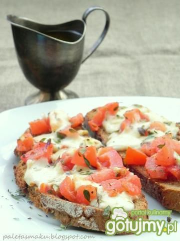 Bruschetta z pomidorami i mozzarellą