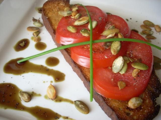 Bruschetta z pomidorem i olejem z dyni