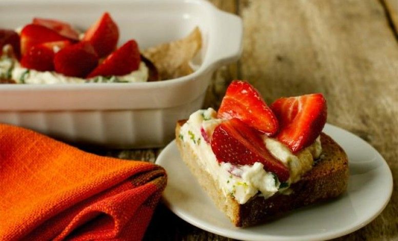 Bruschetta z ricottą, truskawkami, rzodkiewką