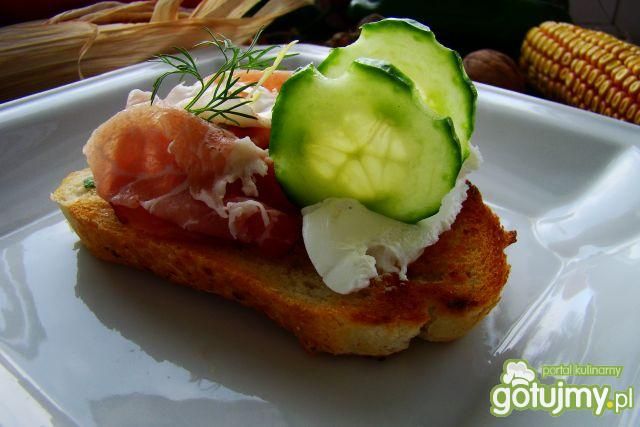 Bruschetta z serem kozim i ogórkiem Bruschetta z serem kozim i ogórkiem