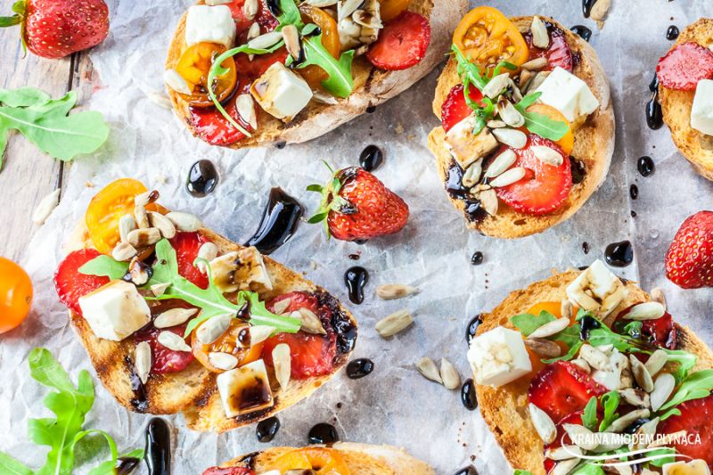 Bruschetta z truskawkami, fetą i słodkim sosem 