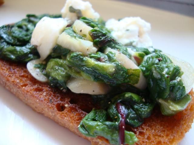 Bruschetta ze szpinakiem i botwinką Bruschetta ze szpinakiem i botwinką