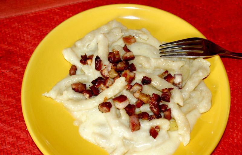 Bryndzové halušky - Kluski z bryndzą Bryndzové halušky - Kluski z bryndzą