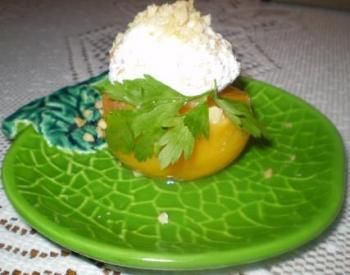 Brzoskwinia faszerowana białym serem 