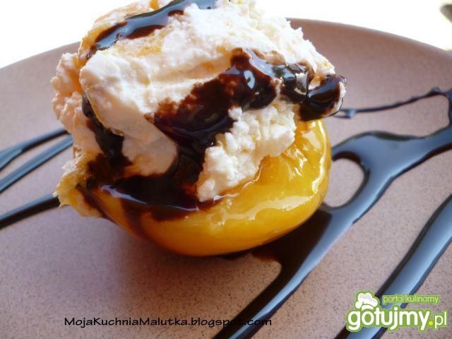 Brzoskwinia z serkiem i czekoladą Brzoskwinia z serkiem i czekoladą