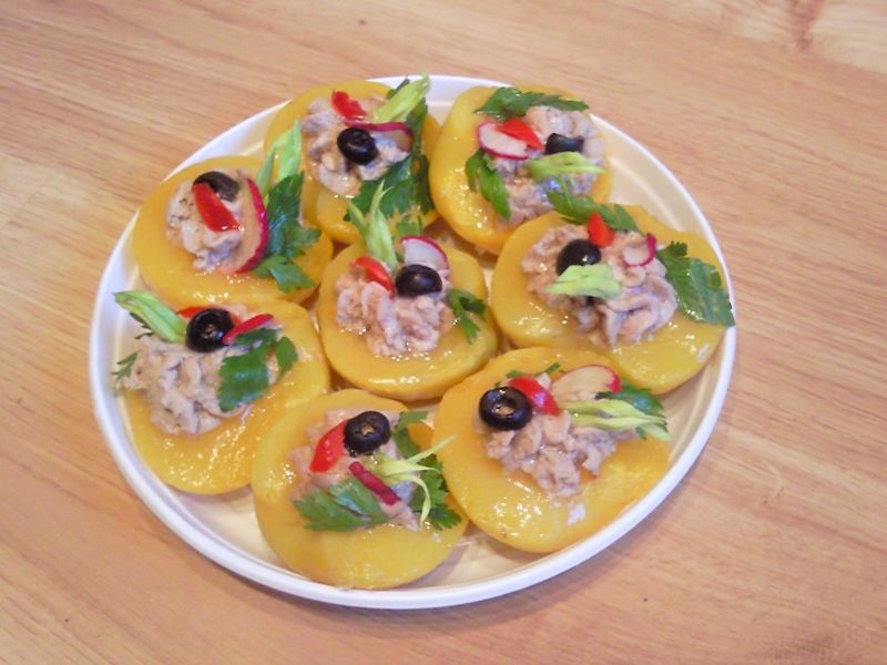 Brzoskwinie faszerowane pastą z tuńczyka Brzoskwinie faszerowane pastą z tuńczyka