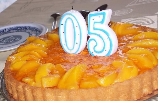 Brzoskwinie na spodzie biszkoptowym Brzoskwinie na spodzie biszkoptowym