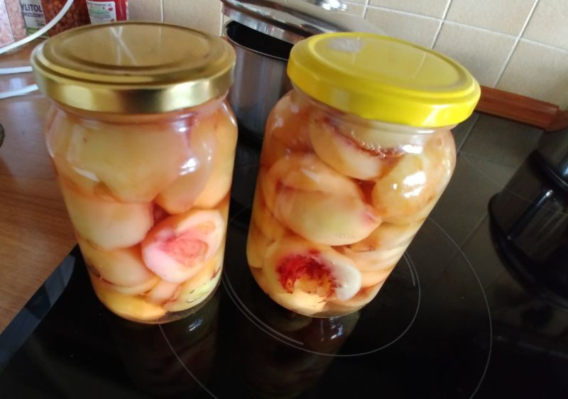 Brzoskwinie w syropie