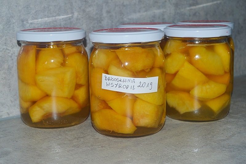 Brzoskwinie w syropie