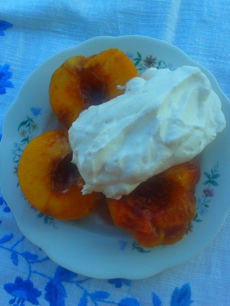 Brzoskwinie w winie pod kołderką z bitej śmietany Brzoskwinie w winie pod kołderką z bitej śmietany