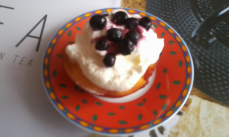 Brzoskwinie z bitą śmietaną