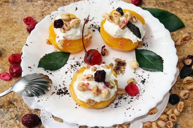Brzoskwinie z bitą śmietaną i musli