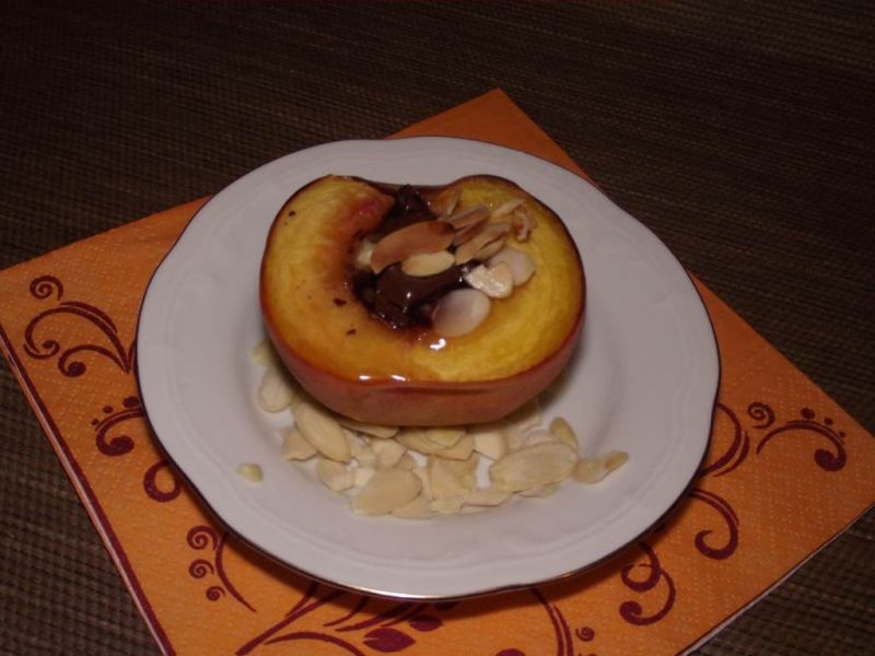 Brzoskwinie z miodem, czekoladą i migdałami 