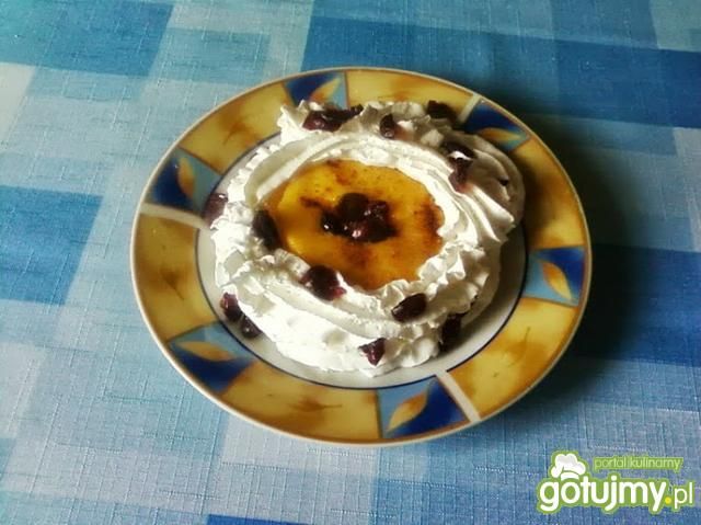 Brzoskwinie z żurawiną i bitą śmietaną Brzoskwinie z żurawiną i bitą śmietaną