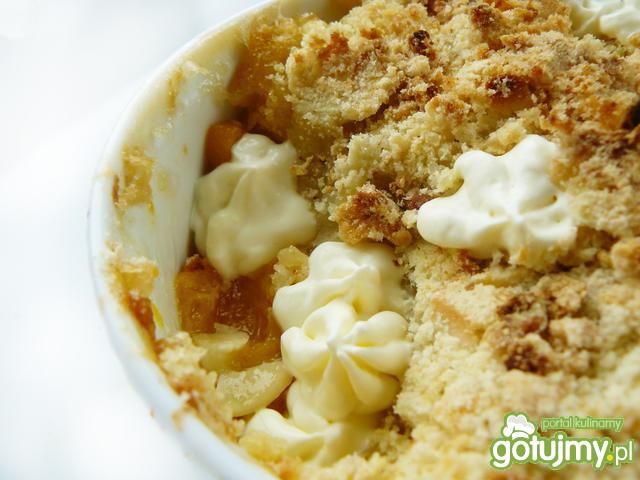 Brzoskwiniowe crumble z migdałową kruszo