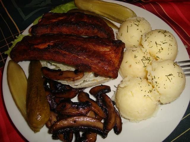 Brzoskwiniowe żeberka z pieczarkami