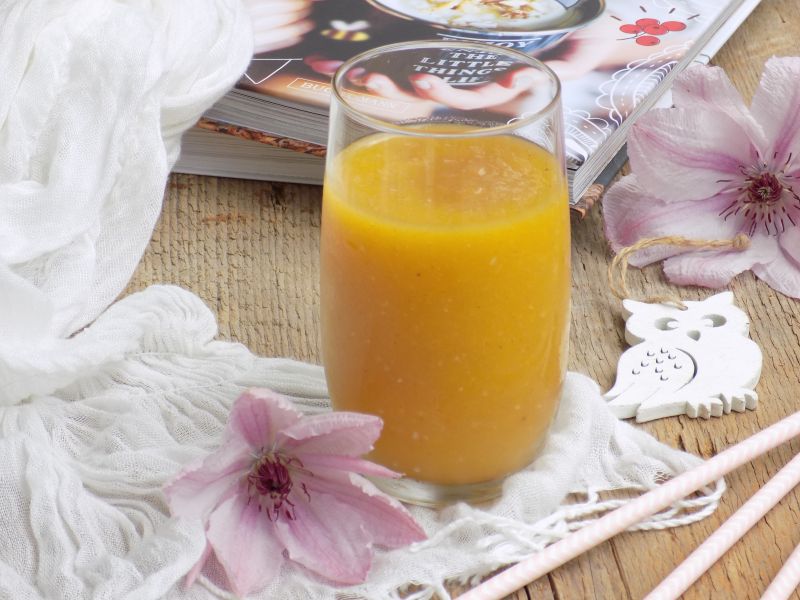 Brzoskwiniowo-bananowe smoothie z otrębami  Brzoskwiniowo-bananowe smoothie z otrębami