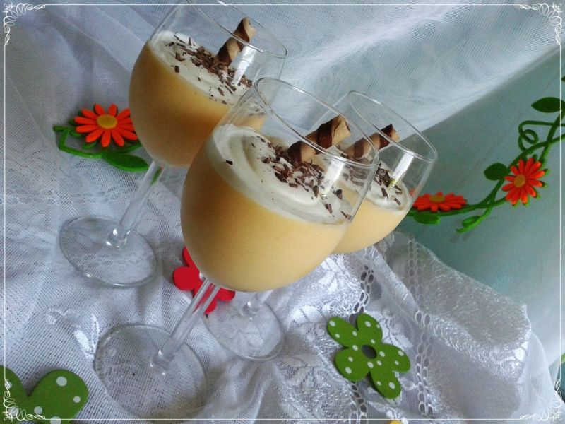 Brzoskwiniowy deserek z kleksem