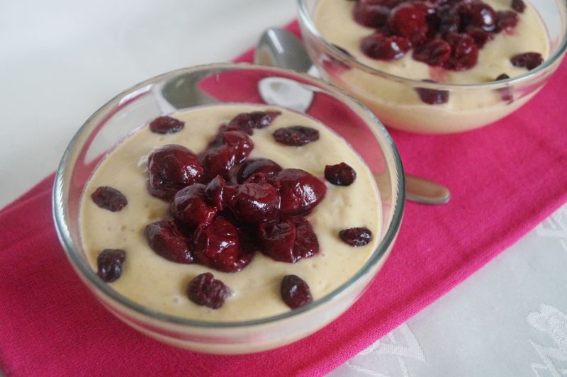 Brzoskwiniowy jogurt jaglany z wiśniami Brzoskwiniowy jogurt jaglany z wiśniami