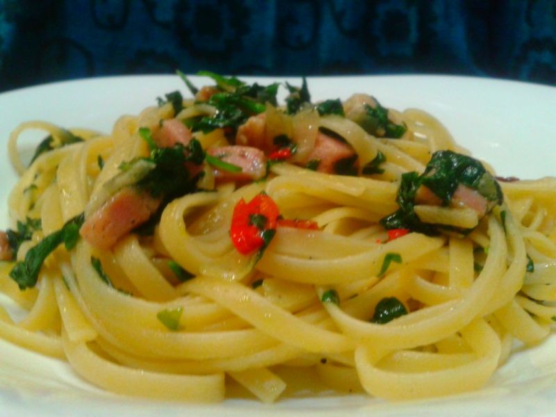 Bucatini z boczkiem, pomidorami i szpinakiem Bucatini z boczkiem, pomidorami i szpinakiem