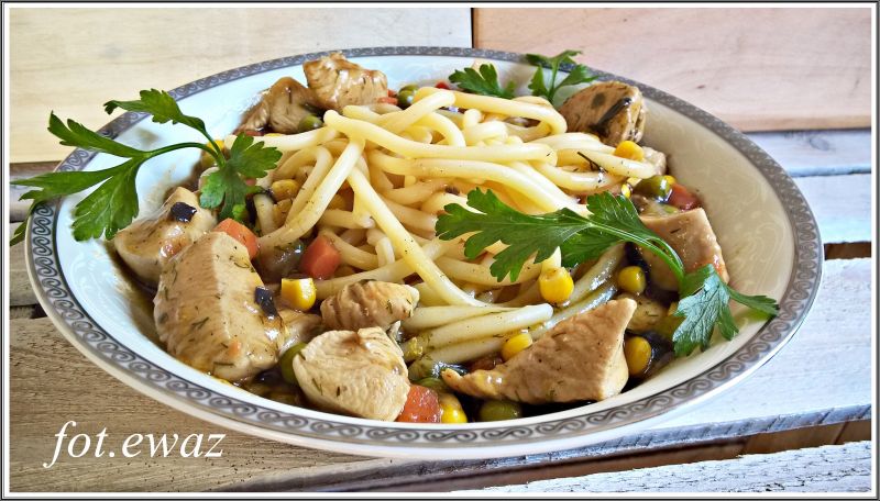 Bucatini z drobiową potrawką z kawiorem z bakłażan