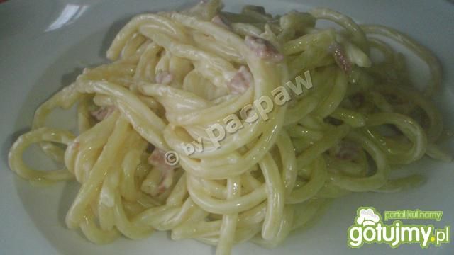 Bucatini z sosem serowym i salami Bucatini z sosem serowym i salami