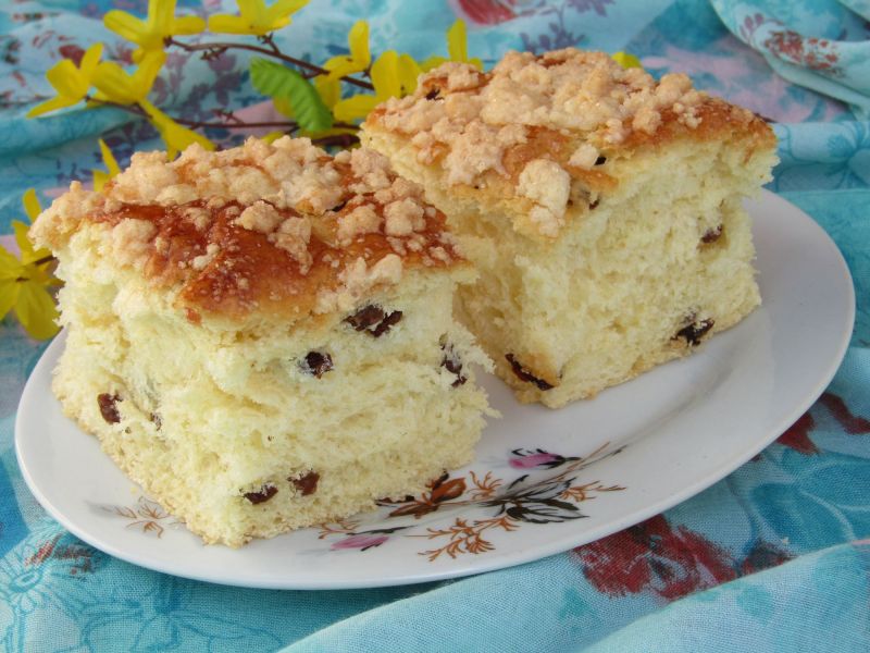 Buchta drożdżowa z rodzynkami