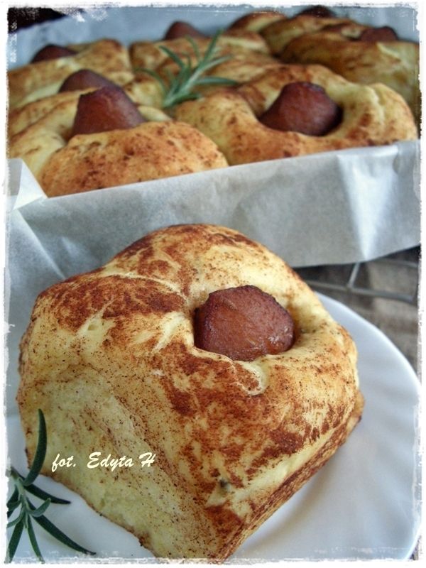 Buchty cynamonowe z rozmarynem i pijaną gruszką