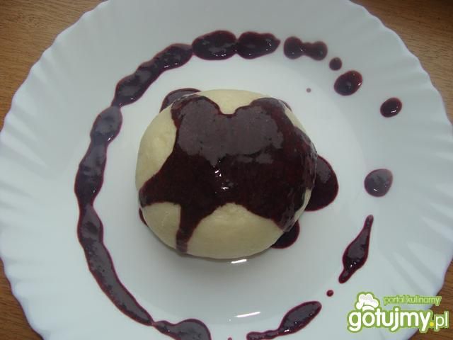 Buchty z sosem jagodowym Buchty z sosem jagodowym
