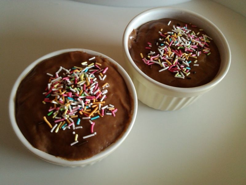 Budyń czekoladowy z kolorową posypką  Budyń czekoladowy z kolorową posypką