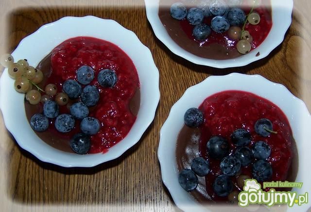 Budyń czekoladowy z sosem malinowym.