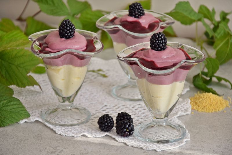 Budyń jaglany z jeżynami