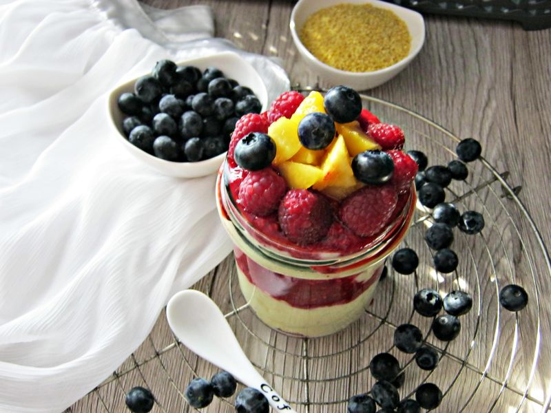 Budyń jaglany z musem malinowym Budyń jaglany z musem malinowym