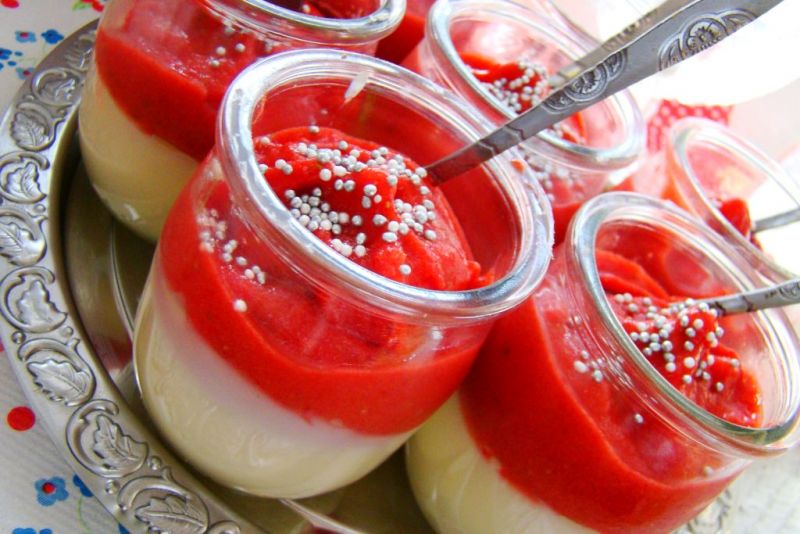 Budyń na jajku z musem truskawkowym