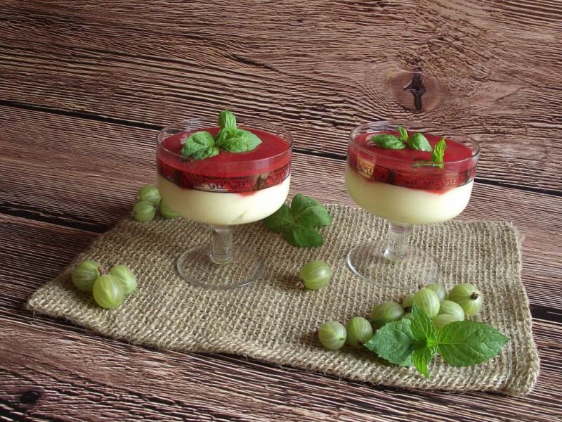 Budyń śmietankowy z musem agrestowym z malinami Budyń śmietankowy z musem agrestowym z malinami