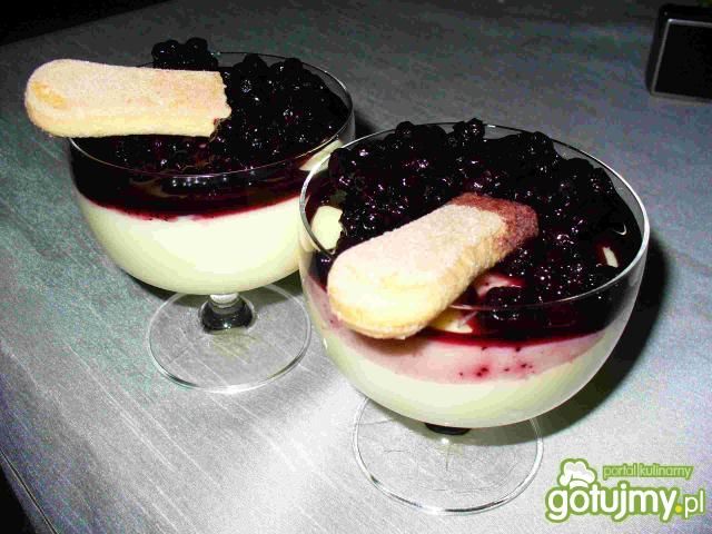 Budyń waniliowy z jagodami i biszkopciki