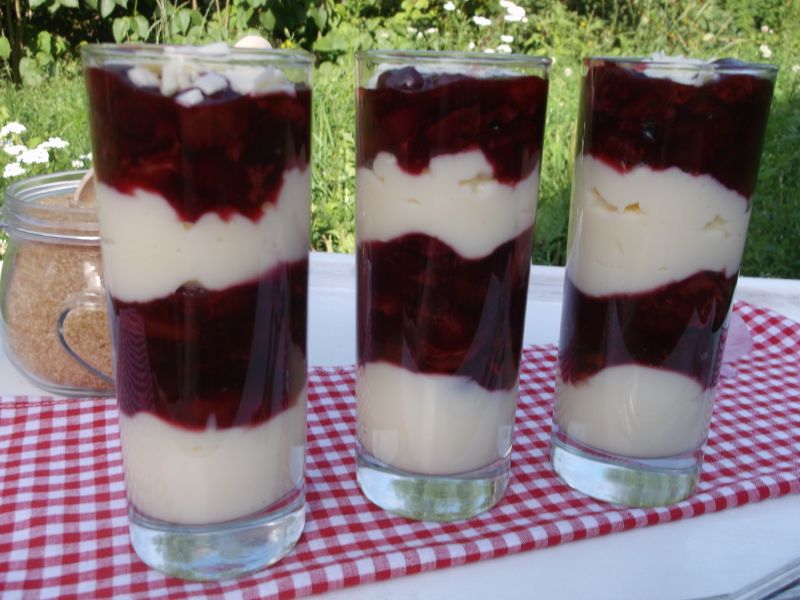 Budyń z frużeliną wiśniową Budyń z frużeliną wiśniową